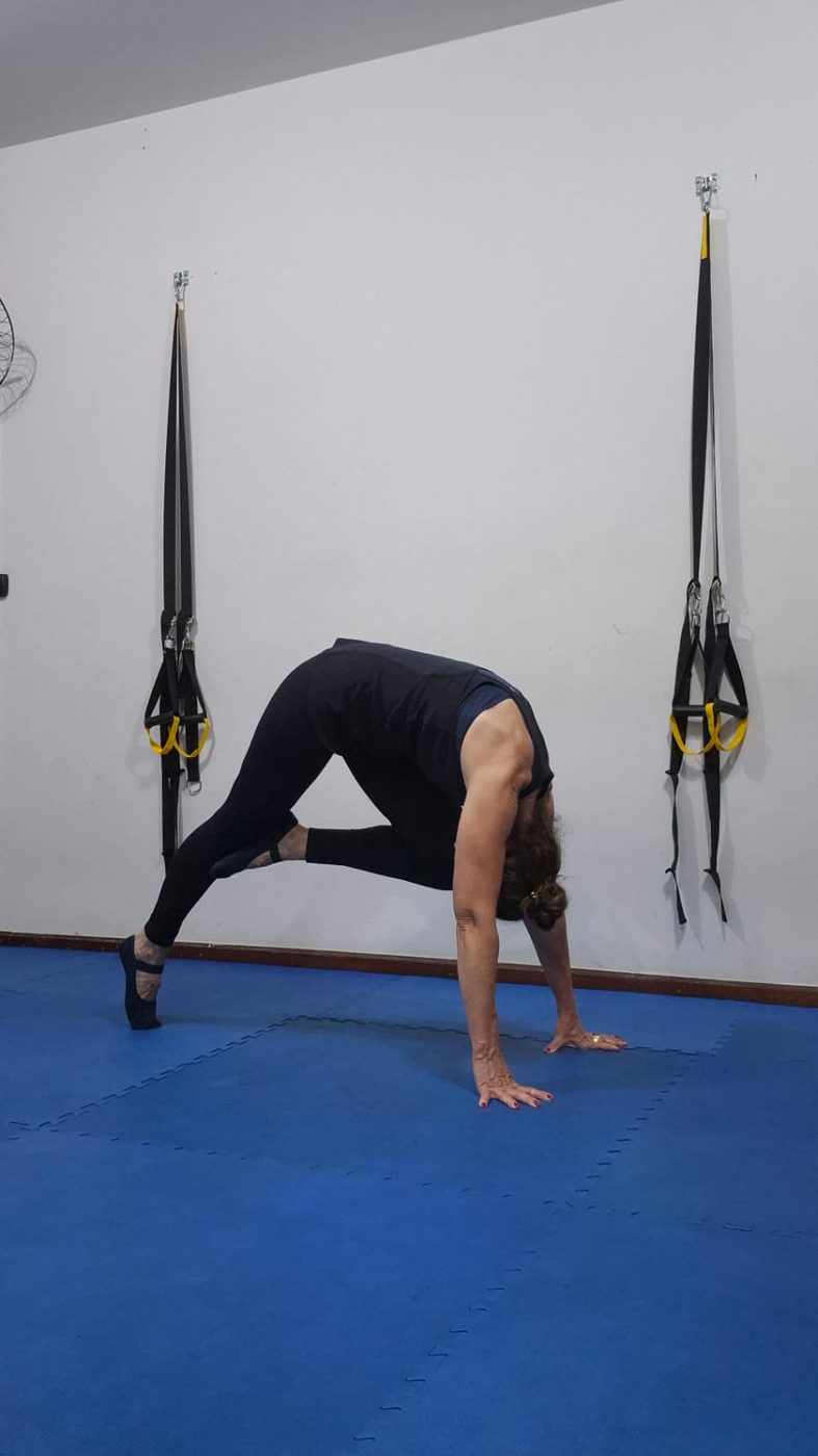 Exercício com faixas de suspensão no estúdio